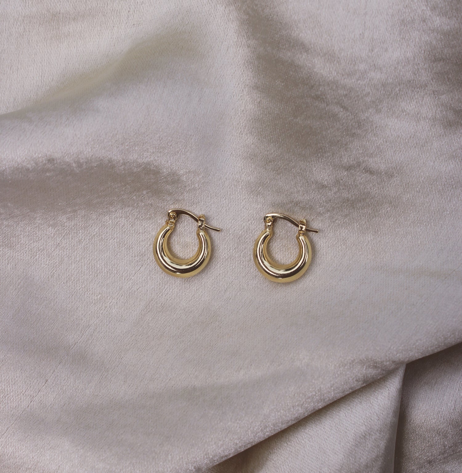 gold classic small clasp hoop earrings gold plated